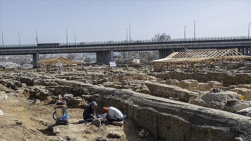 Haydarpaşa kazılarında Helenistik döneme ait kiremit mezar bulundu