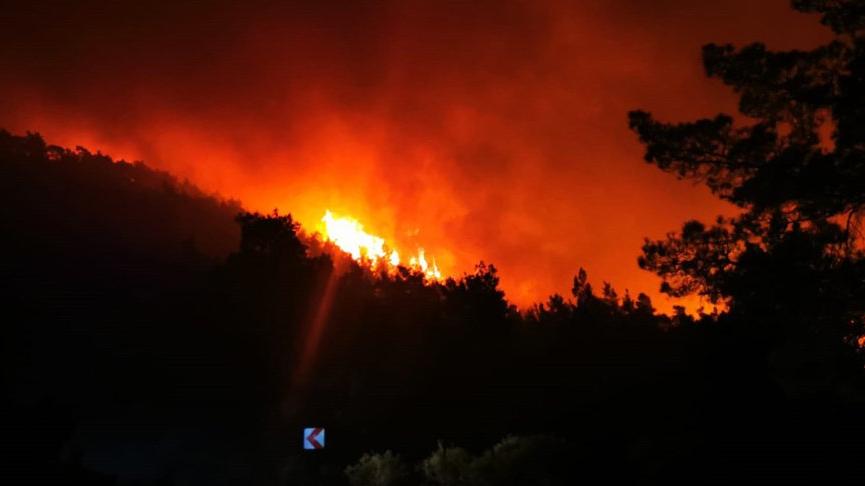 Marmaris’teki orman yangınına havadan ve karadan müdahale ediliyor