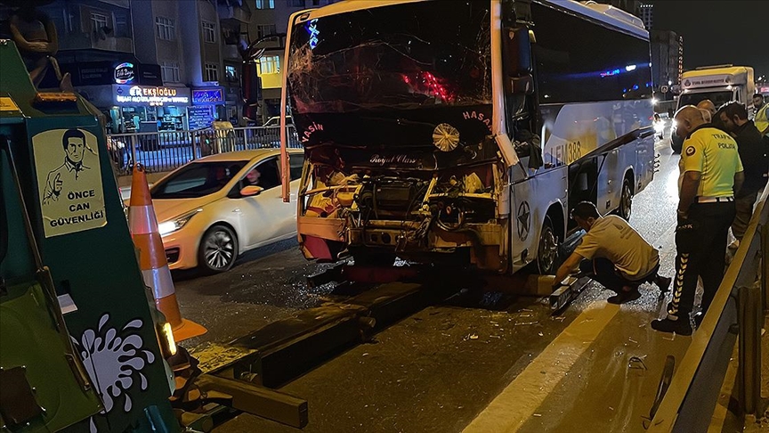 İstanbul’da servis otobüsü ile çekicinin çarpışması sonucu 9 kişi yaralandı