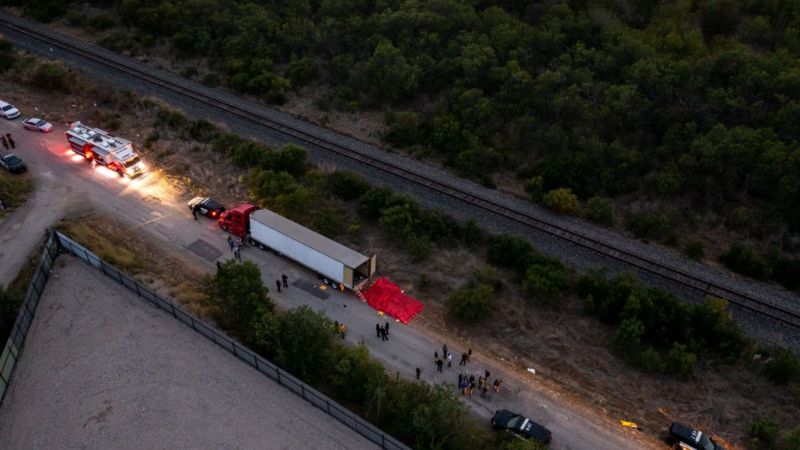 Texas’ta terk edilmiş bir kamyonun kasasında 46 düzensiz göçmen ölü bulundu