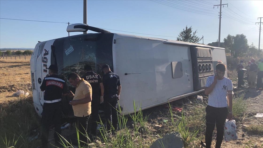 Uşak’ta yolcu otobüsünün devrilmesi sonucu 33 kişi yaralandı