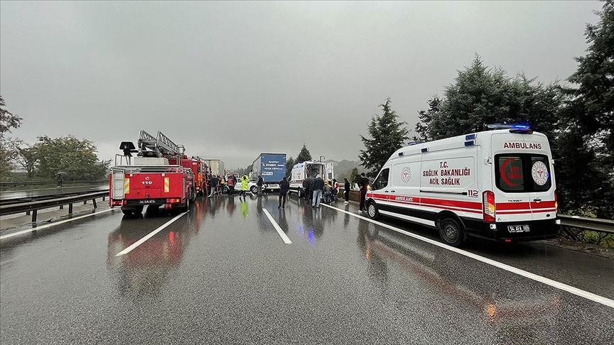 Anadolu Otoyolu’nda 23 aracın karıştığı zincirleme kazada 17 kişi yaralandı