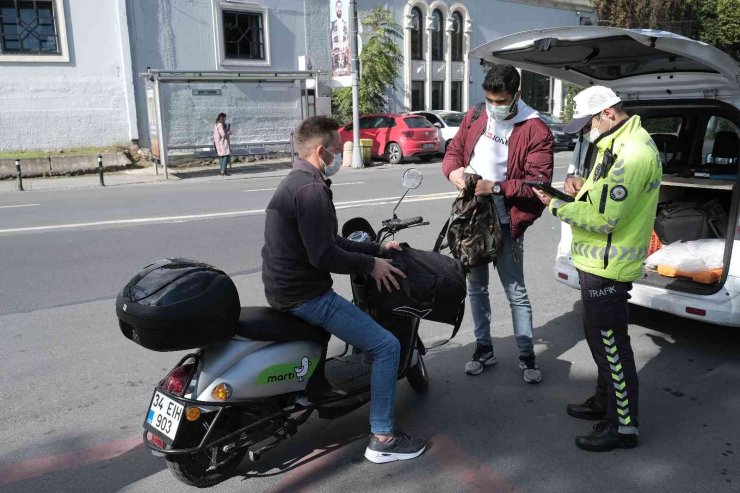İstanbul’da elektrikli scooter denetimi: Kaldırımda scooter kullananlara 314 lira ceza kesildi