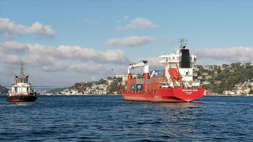 Makine arızası yapan yük gemisi İstanbul Boğazı’na demir attı