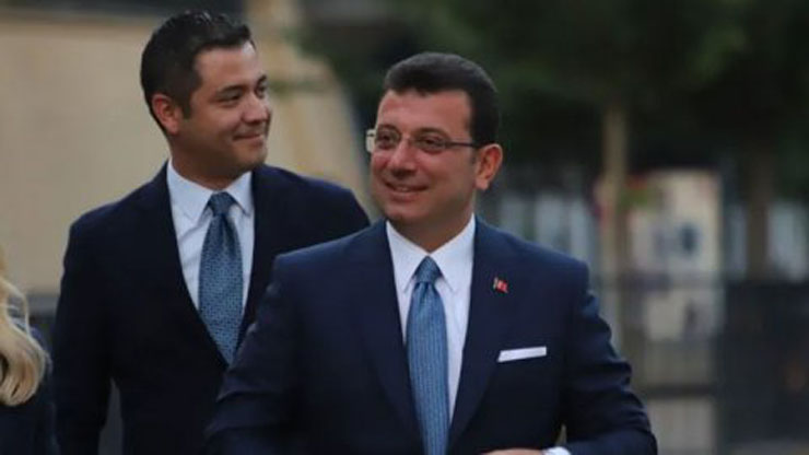 İBB Başkanı İmamoğlu ve İstanbul’un yeni seçilen ilçe belediye başkanları Anıtkabir’i ziyaret etti: ‘Ata’mızın huzurundayız…’