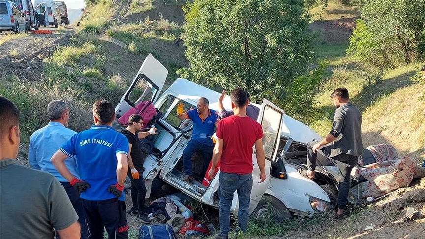 Siirt’te şarampole devrilen minibüsteki 4 kişi öldü, 6 kişi yaralandı