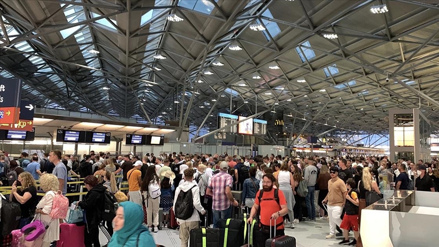 Avrupa ve ABD’de personel eksikliği nedeniyle havalimanlarında kaos yaşanıyor