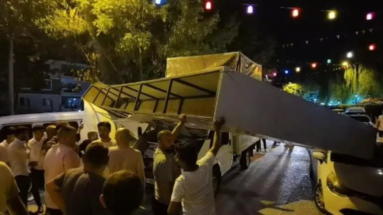 Bursa’da festivalde faciadan dönüldü: Araçların üzerine devrildi