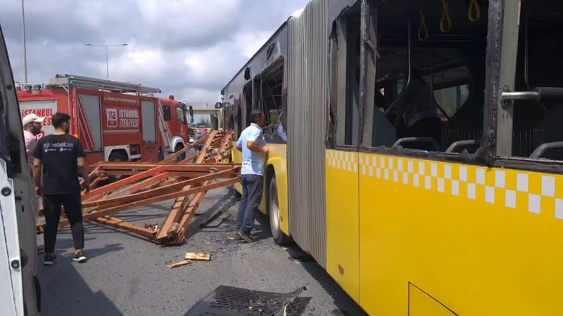 Arnavutköy’de ‘kamyondaki demirler’ İETT otobüsüne düştü: Çok sayıda yaralı var!
