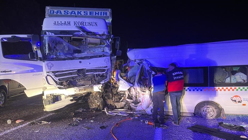 Sivas’ta kamyon ile minibüsün çarpışması sonucu 7 kişi öldü, 10 kişi yaralandı