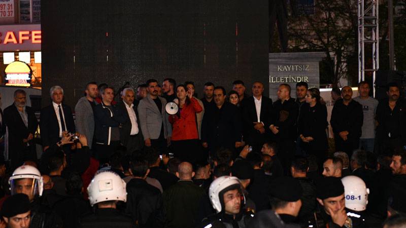 MHP’li vekil polis eşliğinde kardeşlik festivalinde sahneyi bastı