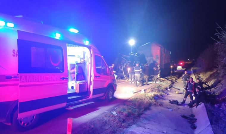 Amasya’da tiyatro oyuncularını taşıyan minibüs TIR’a çarptı: 3 ölü, 8 yaralı