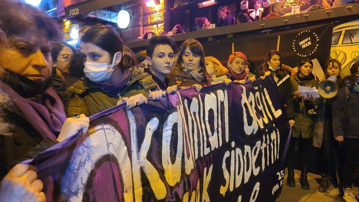 Taksim’e polis ablukası: Şiddete karşı ses çıkaran kadınlara müdahale edildi