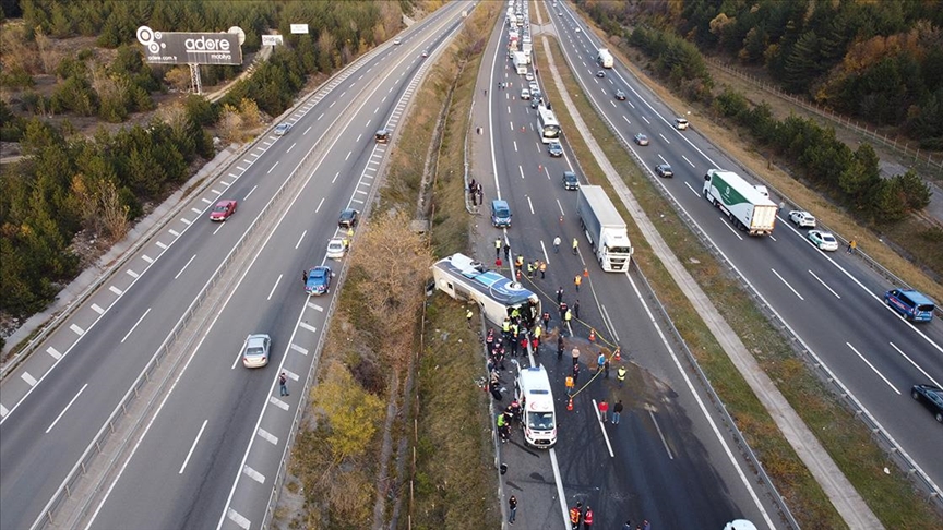 Anadolu Otoyolu’nun Bolu kesiminde yolcu otobüsü devrildi, 3 kişi öldü, 16 kişi yaralandı
