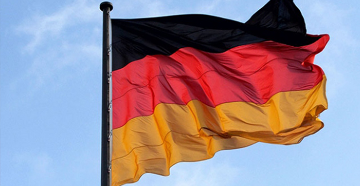 Almanya’da grevler nedeniyle bazı havalimanlarında pazar ve pazartesi uçuşlar iptal edildi