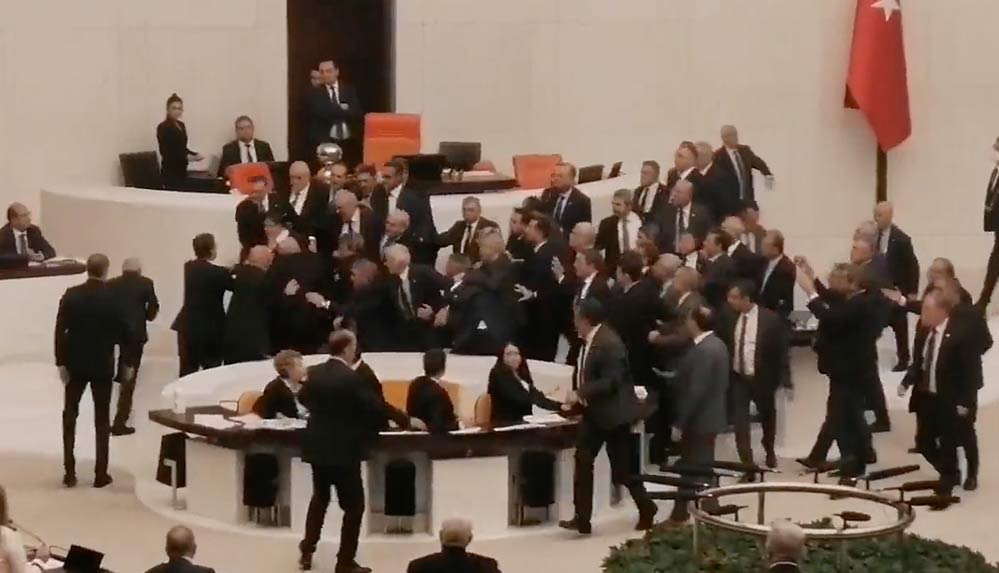 Meclis’te bir kez daha gerginlik… AKP’li ve İYİ Partili vekiller yumruklaştı
