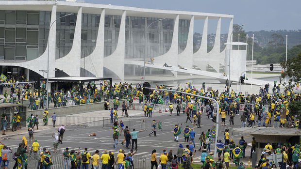 Brezilya’da Bolsonaro taraftarları Kongre ve başkanlık sarayını bastı