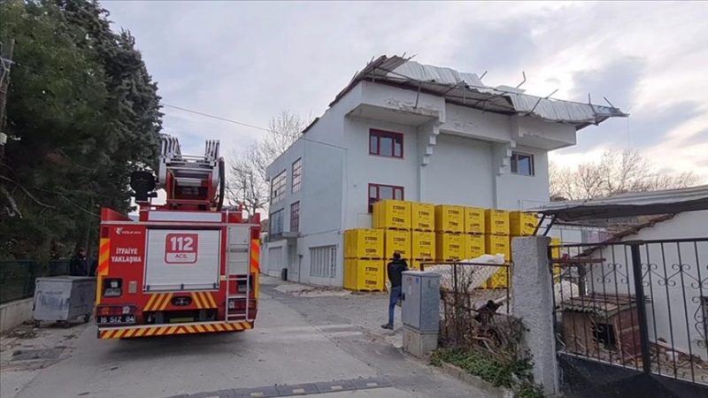 Bursa’da kuvvetli lodosta binalardan kopan parçalar araçlara zarar verdi