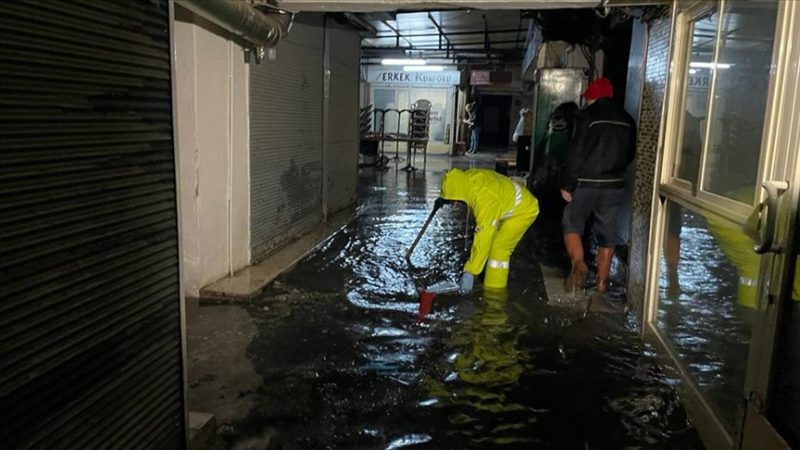İzmir’de sağanak nedeniyle su baskınları meydana geldi