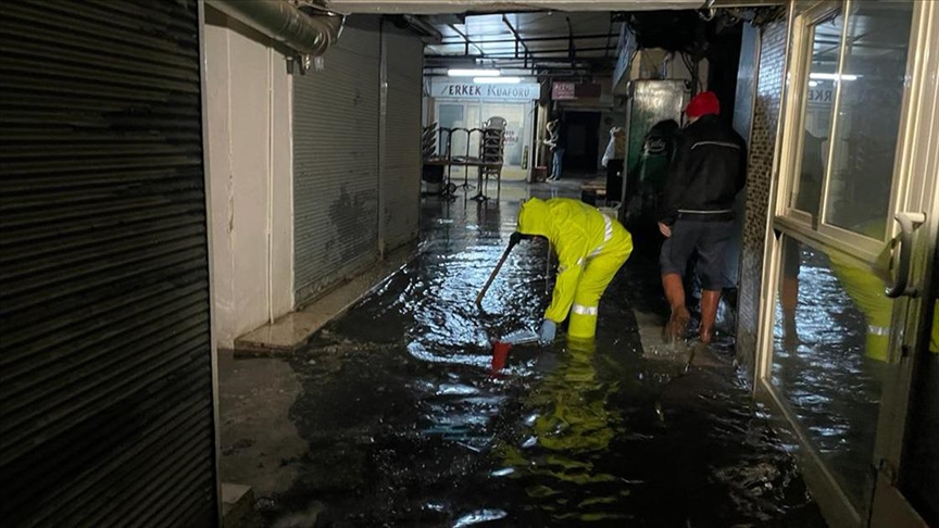 Kastamonu’nun İnebolu ilçesinde şiddetli yağış nedeniyle okullar tatil edildi
