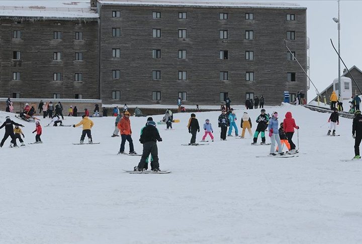 Kartalkaya Kayak Merkezi’nde kar yağışının ardından tüm pistler açıldı