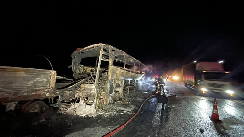 Mersin’de otobüsün tıra çarpması sonucu 3 kişi öldü, 23 kişi yaralandı