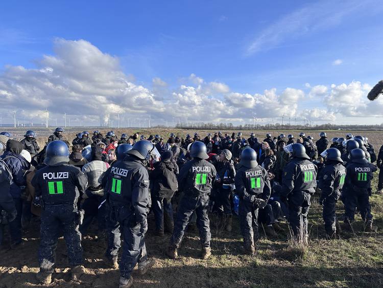 Polis Lützerath’taki madene karşı çıkan çevrecilere sert müdahalede bulundu