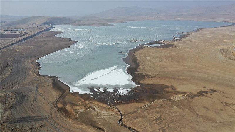 Ağrı’da içme ve tarımsal sulamada kullanılan Patnos Barajı’nın suyu çekiliyor