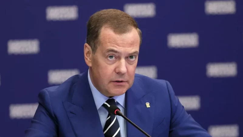 Medvedev: Batı, Ukrayna’yı kullandıktan sonra hurdaya çıkaracak