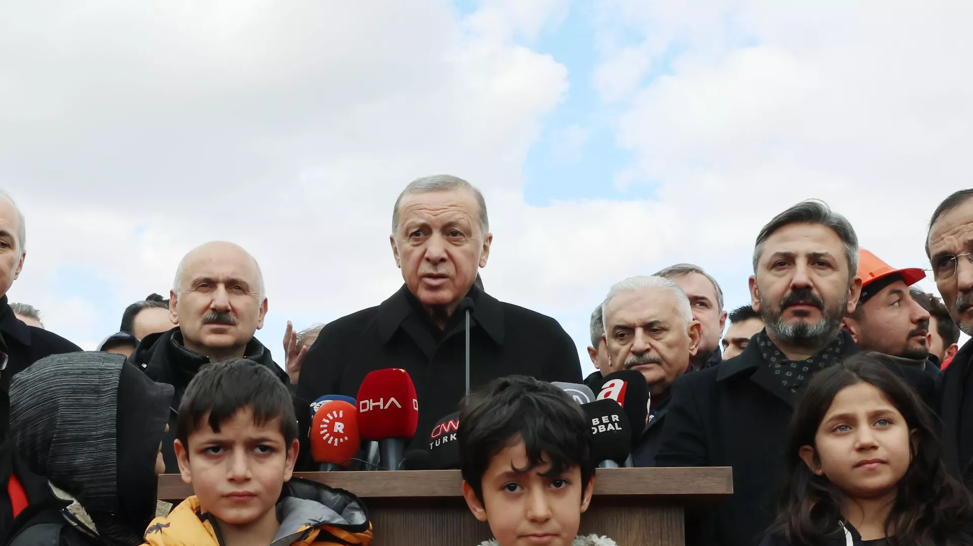 Cumhurbaşkanı Erdoğan: Çadırda kalmak istemeyene 1 yıl kira bedeli ödenecek