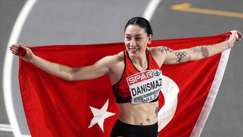 Milli atlet Tuğba Danışmaz, üç adım atlamada Türkiye rekoru kırarak Avrupa şampiyonu oldu
