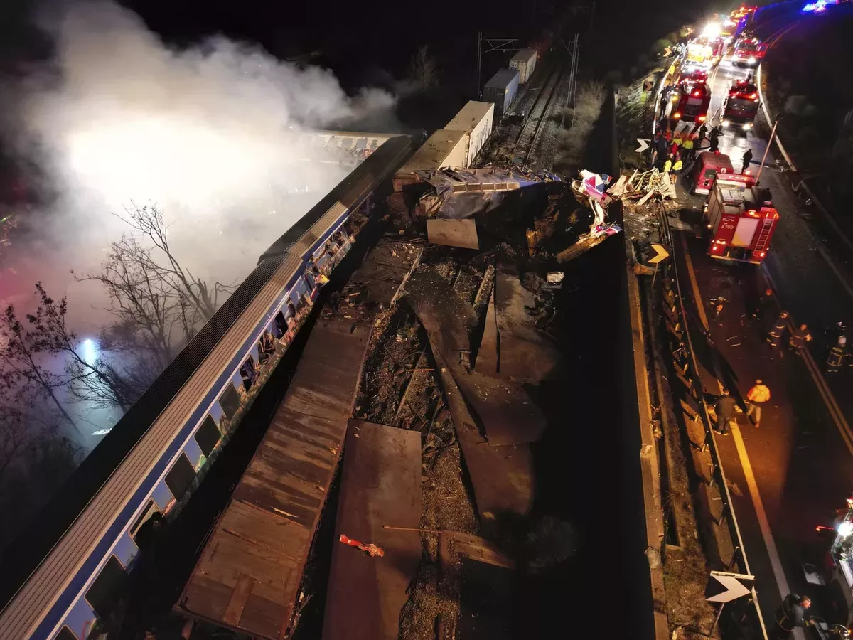 Yunanistan’da tren kazasında 40 kişi hayatını kaybetti