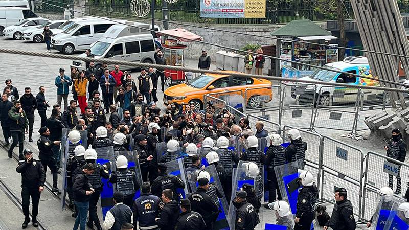 Galatasaray Meydanı’na çıkmak isteyen Cumartesi Anneleri bir kez daha polis tarafından engellendi