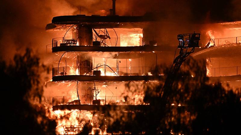 İzmir’de sitede çıkan yangın kontrol altına alındı