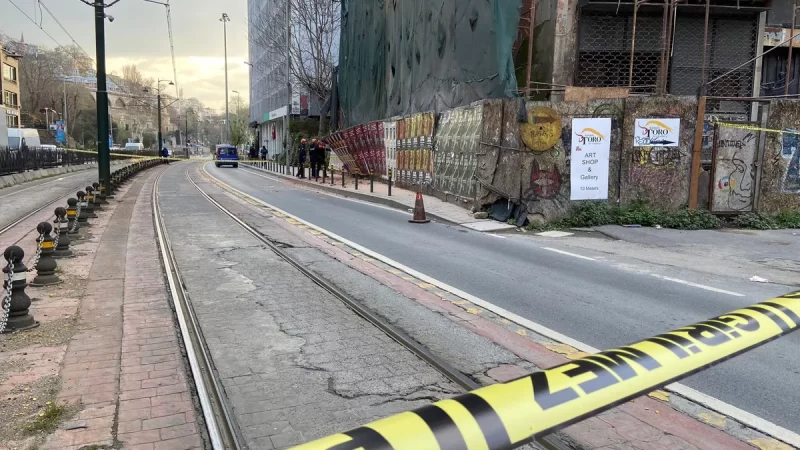Karaköy’de metruk binada kısmi çökme: Beşiktaş yönü trafiğe kapatıldı, tramvay seferleri iptal