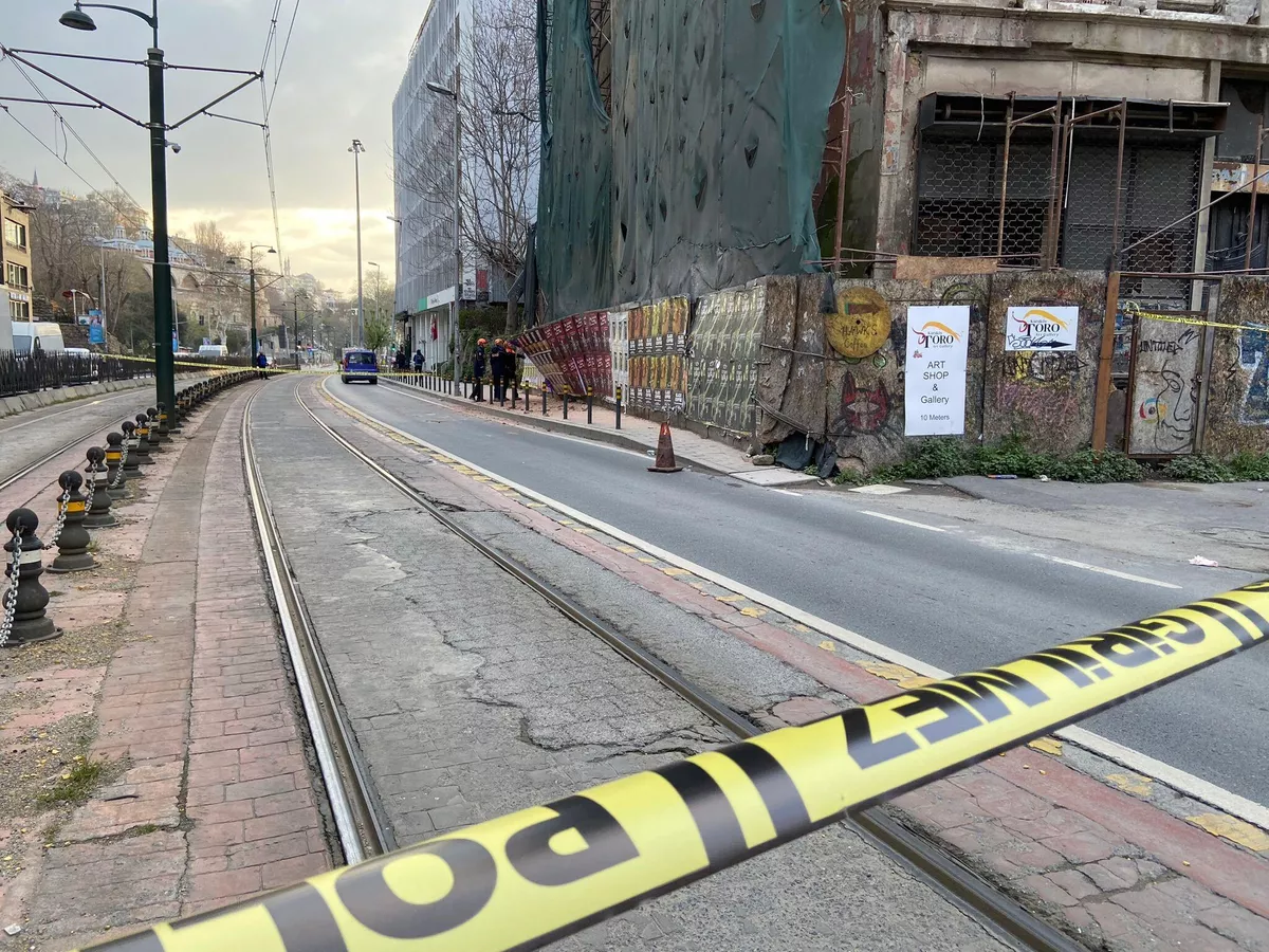 Karaköy’de metruk binada kısmi çökme: Beşiktaş yönü trafiğe kapatıldı, tramvay seferleri iptal