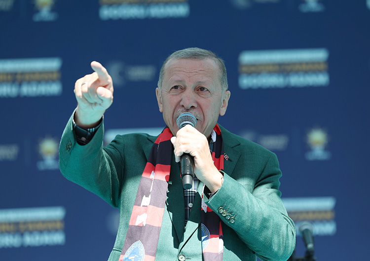 Erdoğan: 500 bin civarında mülteciyi Suriye’nin kuzeyindeki briket evlere göndermeye başladık