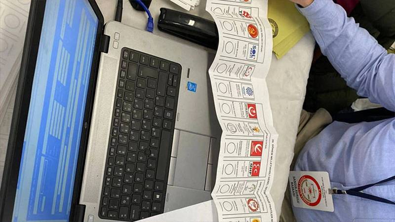 Yurt Dışı İlçe Seçim Kurulu, AKP’ye ‘evet’ mührü basılan oy pusulası hakkında suç duyurusunda bulunulacak
