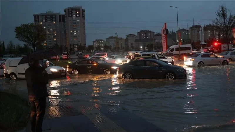Ankara’da sağanak su baskınlarına neden oldu