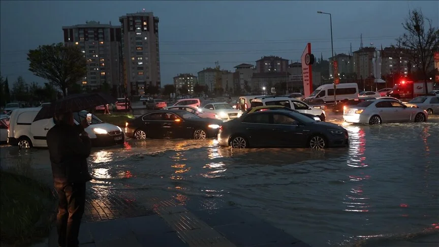 Ankara’da sağanak su baskınlarına neden oldu