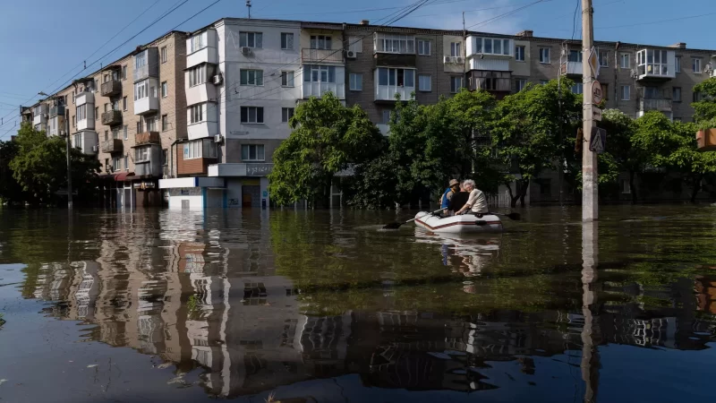 Kahovka Barajı’nın Ukrayna’nın saldırısıyla yıkılması ardından Herson’da acil durum ilan edildi