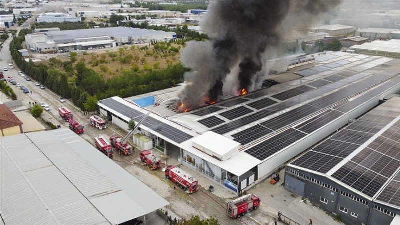 Uşak’ta tekstil fabrikasında çıkan yangına ekiplerce müdahale ediliyor