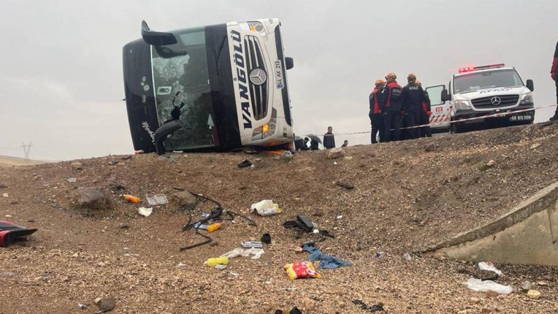 Sivas’ta yolcu otobüsü devrildi