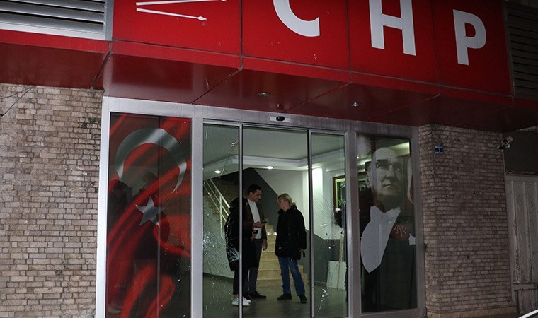 Yerel seçime günler kala Antalya’da CHP il binasına taşlı saldırı!