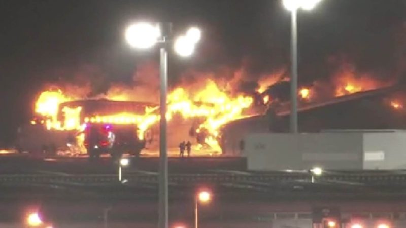 Havalimanında yangın: Uçaklar pistte çarpıştı