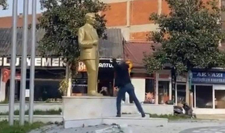 Sakarya’da Atatürk heykeline balyozlu saldırı!