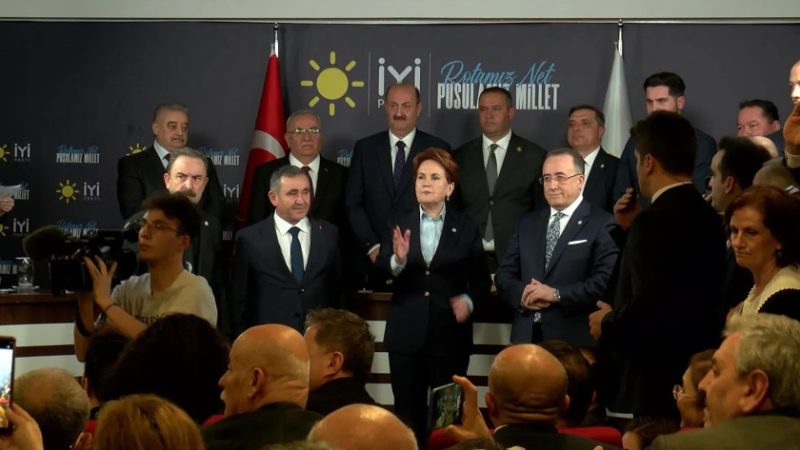 İYİ Parti’nin Ankara adayları tanıtım toplantısı karıştı! Etimesgut adayı Hilmi Özer protesto edildi: ‘Kürşad Zorlu, Burak Akburak istifa’ ve ‘Başkan Mansur Yavaş’ sloganları atıldı