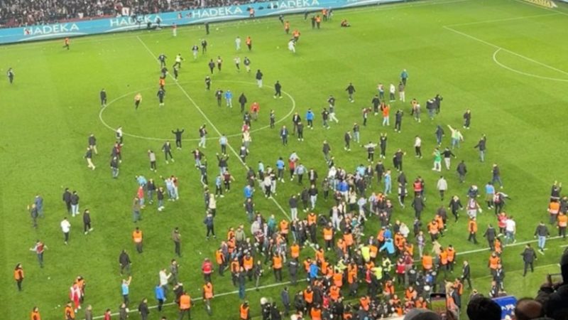 Bakan Yerlikaya duyurdu: Trabzonspor-Fenerbahçe maçında çıkan olaylar sonrası 12 gözaltı!