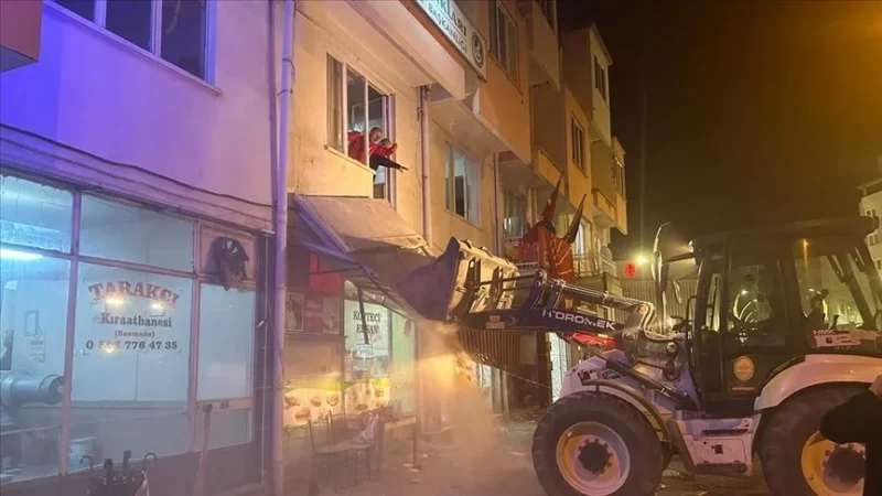 Denizli Tavas’ta CHP binasında balkonun çökmesi sonucu 18 kişi yaralandı